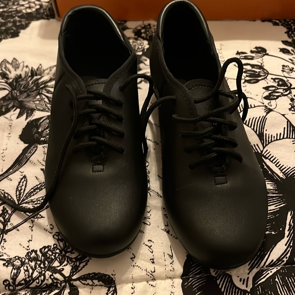 Black kids tap shoes. Size 1.5 theatricals